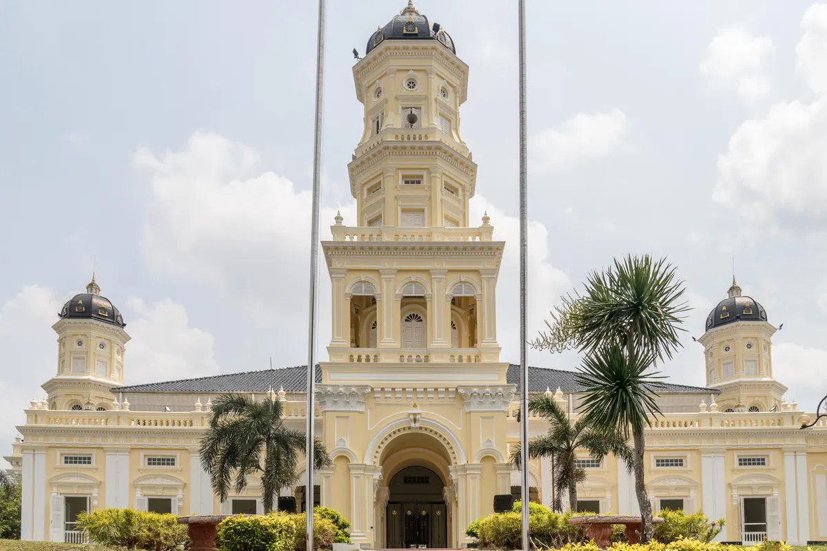 Sultan Abu Bakar State Mosque: Johor Bahru's Landmark Visitor Guide